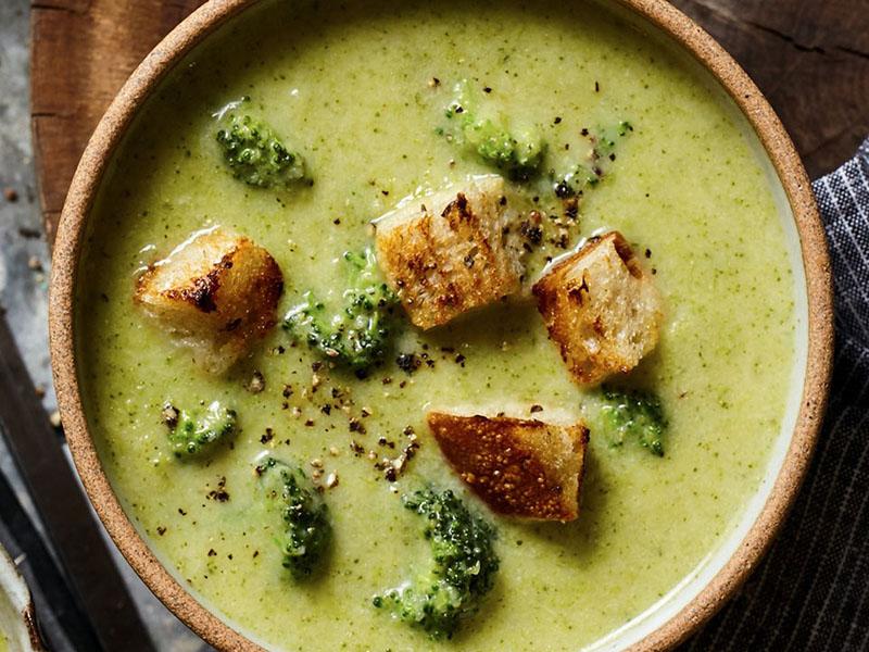 kødsuppe med ost og broccoli