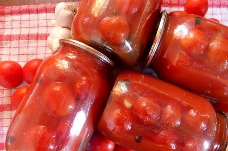 kış için kendi suyunda domates