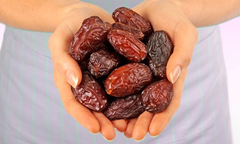how many dates can you eat per day