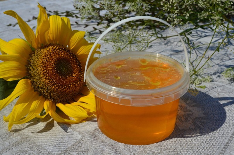 čerstvý slunečnicový med